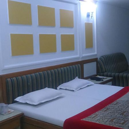 Hotel Unnati Ahmadábád Kültér fotó
