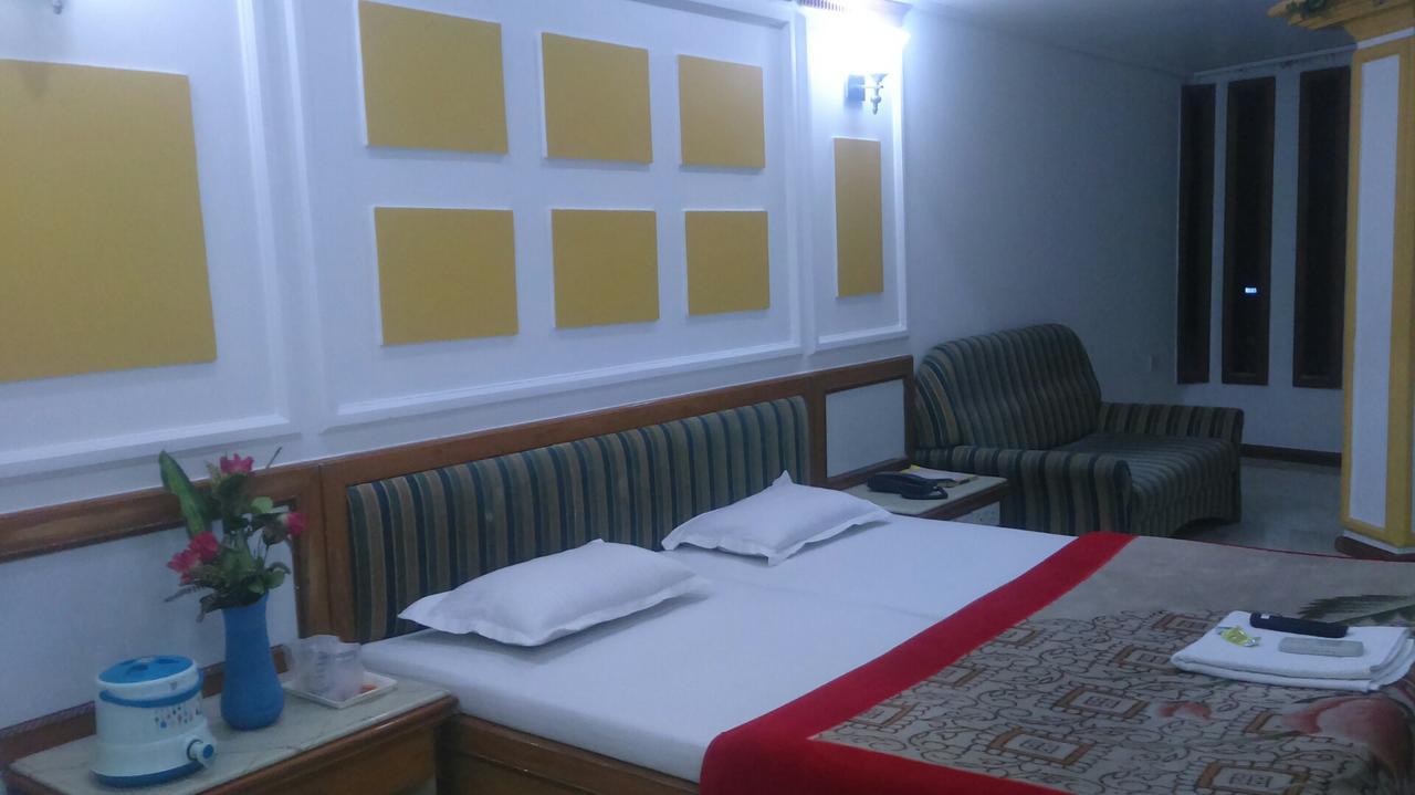Hotel Unnati Ahmadábád Kültér fotó