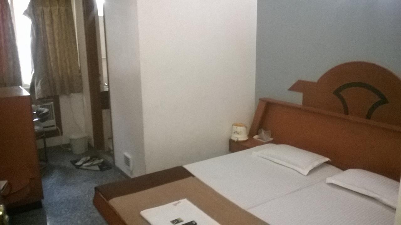 Hotel Unnati Ahmadábád Kültér fotó