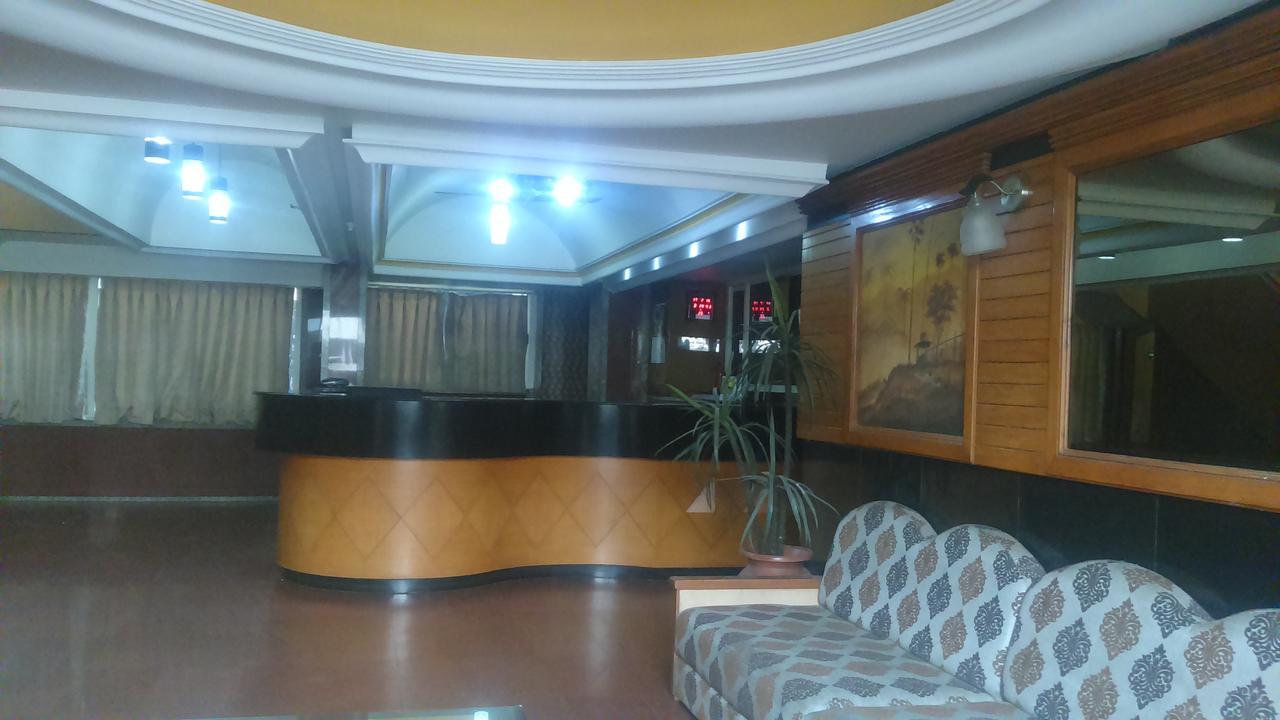 Hotel Unnati Ahmadábád Kültér fotó